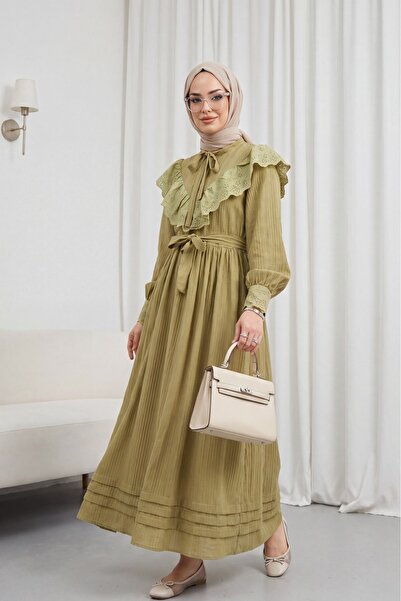 HİJABAYA Φόρεμα με στριφτή επένδυση και δεμένο γιακά και μέση