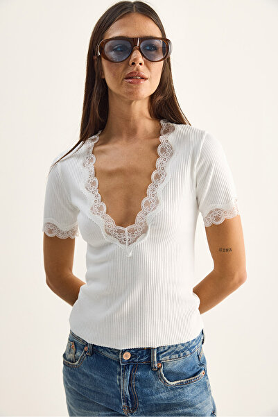 Bianco Lucci Γυναικεία μπλούζα με βαθύ V λαιμόκοψη και λεπτομέρεια από δαντέλ...