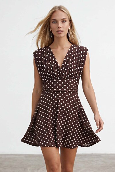 Trend Alaçatı Stili Καφέ φόρεμα με πουά, λαιμόκοψη V, λεπτομέρεια κορσέ στη μ...