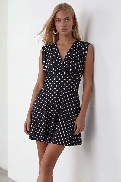 Trend Alaçatı Stili Γυναικείο μαύρο φόρεμα με πουά, λαιμόκοψη V, λεπτομέρεια ...