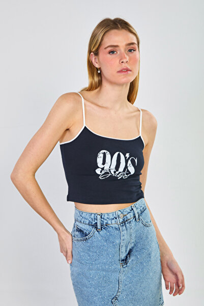 BARRELS AND OIL Γυναικείο Crop Top 90's Babe με υφαντό λουράκι - Σκούρο Ναυτι...