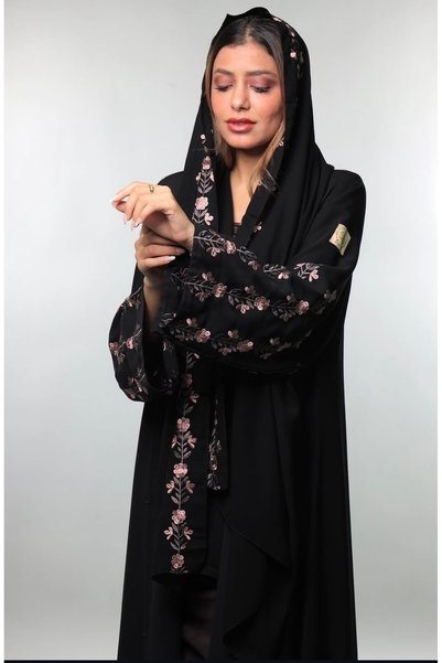 Sara Line عباية بتطريز ورد