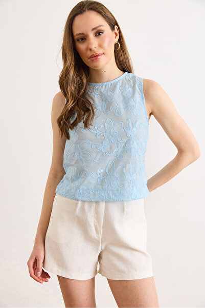 Olalook Γυναικεία μπλούζα με κεντητά λουλούδια σε μπλε βρεφικό χρώμα και κουμ...