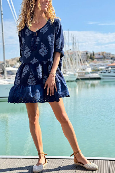 Güneşkızı Ιταλικό ναυτικό μπλε φόρεμα με δεμένο γιακά, έθνικ σχέδιο, βολάν, β...