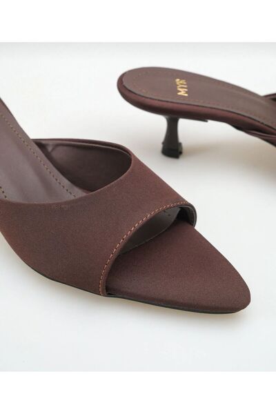 ALTUNOK Γυναικεία πέδιλα με μυτερή μύτη και τακούνι, μαύρο σατέν