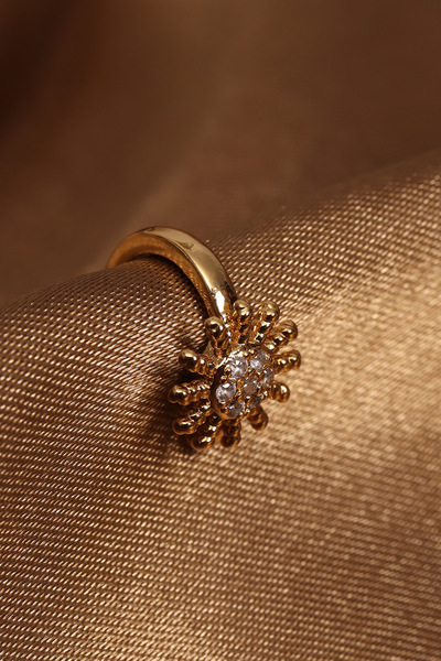 Süspüs Accessories Güneş Figürlü Gold Renk Zirkon Taşlı Kıkırdak Küpe