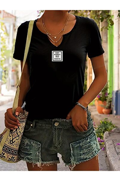 mercoledi Γυναικείο μπλουζάκι με μίνιμαλ στάμπα, μισό μανίκι σε σχήμα V, κανο...