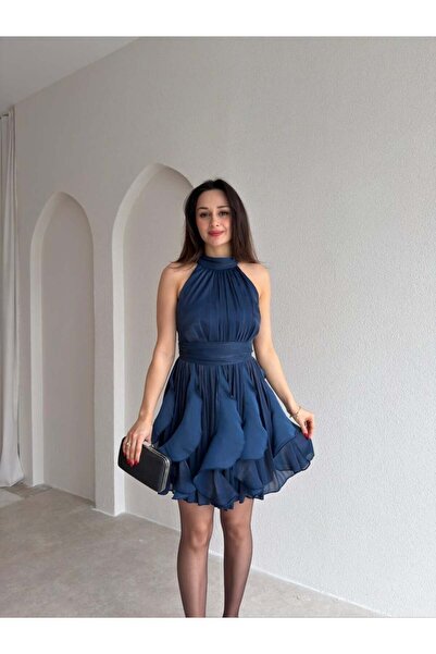 ADAMODA.RO Κομψό κοντό σατέν φόρεμα με πιέτες