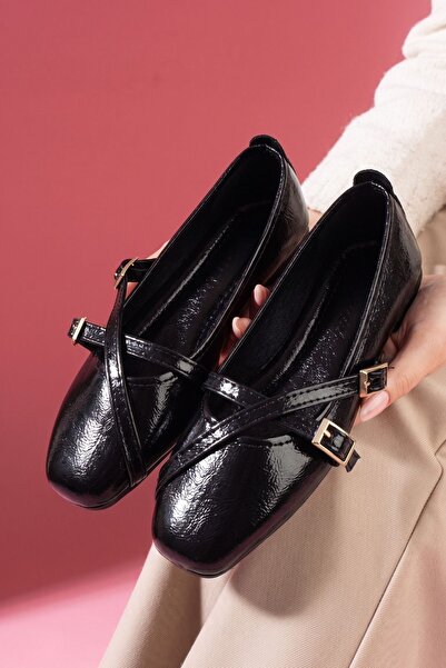 FUGA MODA Μαύρες μπαλαρίνες Lucca από τσαλακωμένο λουστρίνι με χρυσή αγκράφα