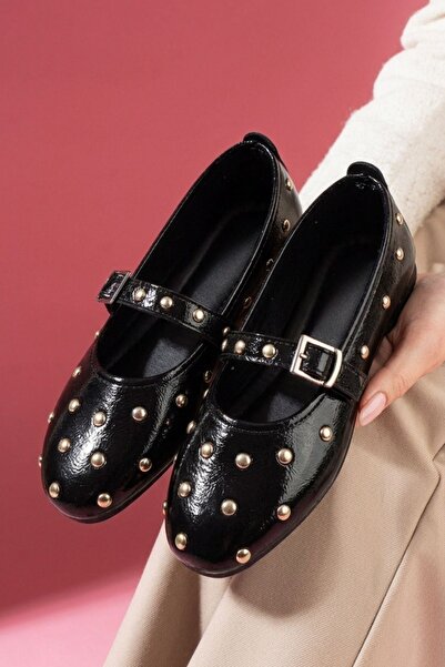 FUGA MODA Μπαλαρίνες Adrano από μαύρο τσαλακωμένο λουστρίνι με καρφιά και ζών...