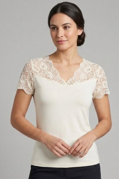 Cockatoo Μαύρη δαντελένια λεπτομερής γυναικεία μπλούζα με κοντά μανίκια – Κομ...