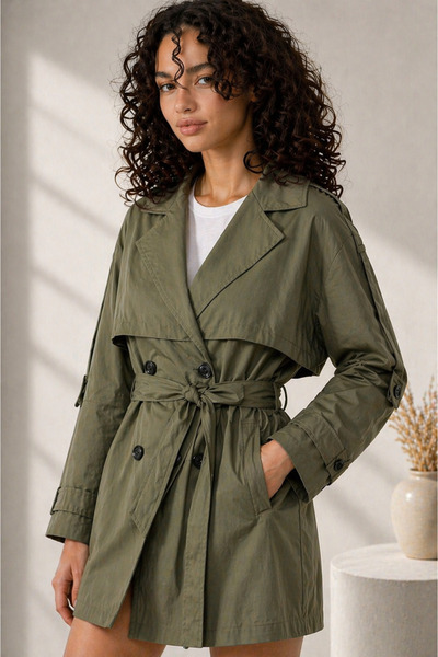 gm giyimarket Νέα σεζόν Γυναικεία κοντή καμπαρντίνα με λεπτομέρεια ζώνης, κου...