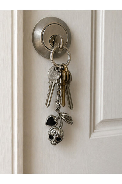 HER ŞEY NOTA www.herseynota.com Gothic Skull Cherry Figured Metal Keychain Un...