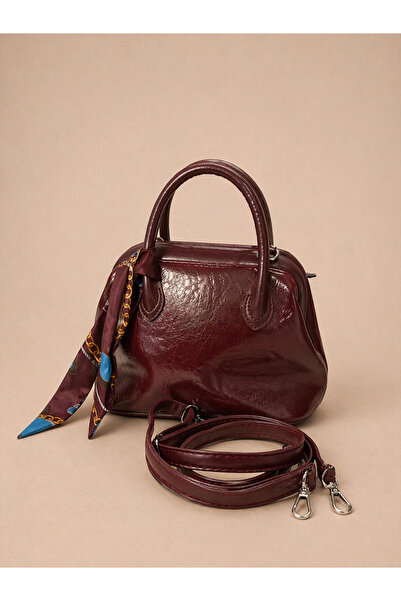 Özkayalargroup Γυναικεία τσάντα χειρός και ώμου από λουστρίνι με λεπτομέρεια ...