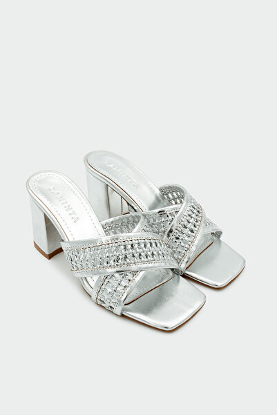 LAMİNTA Γυναικείες ασημένιες παντόφλες με τακούνι Tyler με πλεκτή λεπτομέρεια