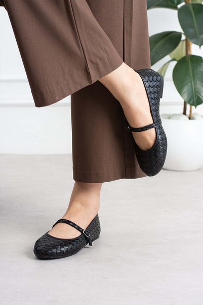 ShoeTek Sawra Women's Flat Shoes with Front Strap and Buckle, Knitted Pattern, Black Leather