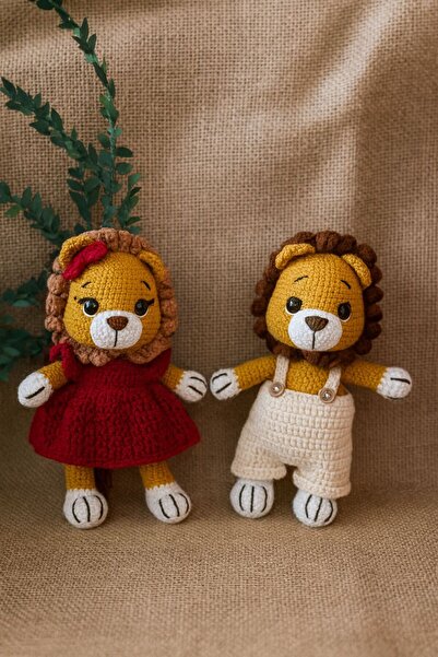 MİNOHOUSE Amigurumi Bordo Elbiseli Kız Aslan Bej tulumlu Erkek Aslan2li