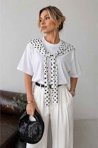 İLKCET MODA Λευκό χτενισμένο βαμβακερό μπλουζάκι με λεπτομέρεια σάλιου πουά