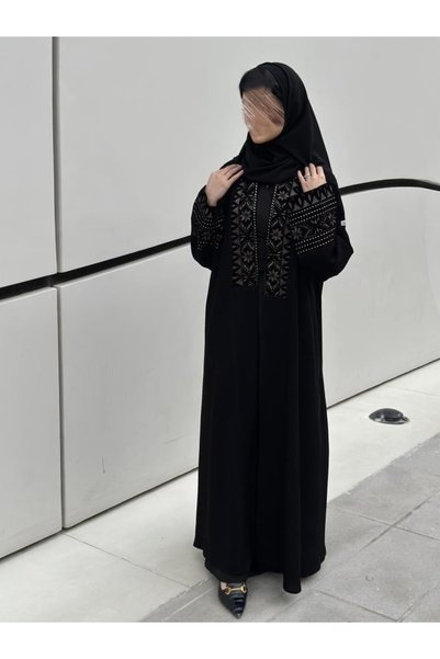 Rosana عباية لجين, عباية بتصميم هندسي فاخر