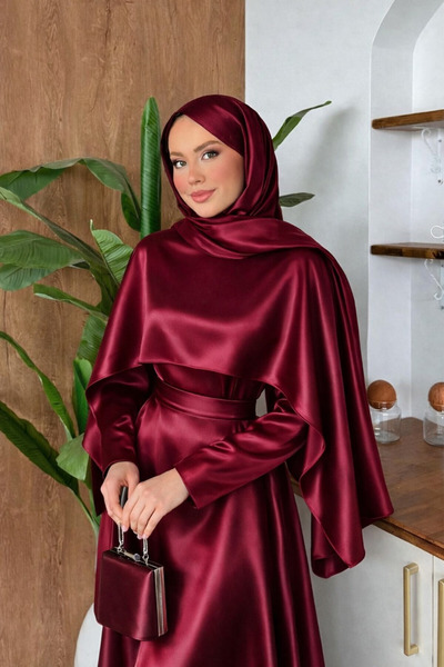 SUWWE Σατέν βραδινό φόρεμα Stella με λεπτομέρεια κάπας