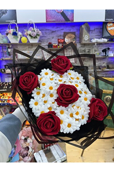 UMAY FLOWERS Papatya ve Kırmızı Gül Buketi – Şık Siyah Ambalajlı Özel Tasarım
