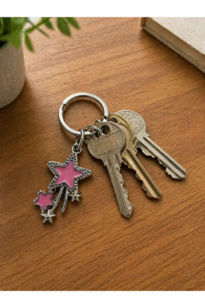 HER ŞEY NOTA www.herseynota.com Μεταλλικό μπρελόκ με λεπτομέρεια σε σχήμα ροζ...