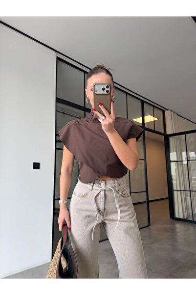 BB Bensu Buyruk ΜΠΛΟΥΖΑ ΜΕ ΨΗΛΟ ΓΙΑΚΑ ΚΑΙ ΛΕΠΤΟΜΕΡΕΙΕΣ ΣΕ ΣΧΗΜΑ CROP, ΚΑΦΕ