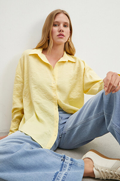 Never more Υπερμεγέθες πουκάμισο από μοντάλ με ντραπέ σχέδιο σε κίτρινο χρώμα