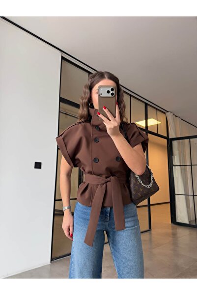 BB Bensu Buyruk Γιλέκο με ζώνη, λεπτομέρειες με κουμπιά απολέτη, καφέ χρώμα