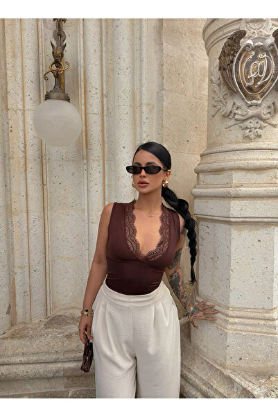 kırmızı butiks Καφέ δετό μπλουζάκι με λαιμόκοψη V, βασικό crop