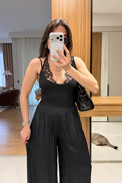 solena sln Γυναικείο μαύρο κορμάκι με δαντέλα στο λαιμό και τιράντες