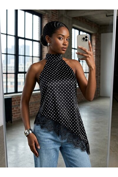 LOKADI Μαύρη πουά σατέν μπλούζα με ασύμμετρη κοπή και δαντέλα στο λαιμό, κομψ...