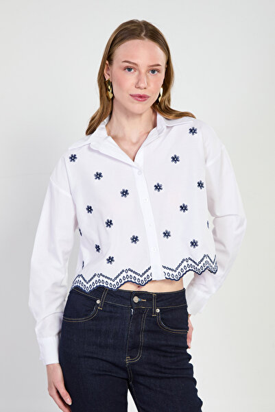 BARRELS AND OIL Γυναικείο κοντό πουκάμισο με κέντημα λουλουδιών - Λευκό/Μπλε ...