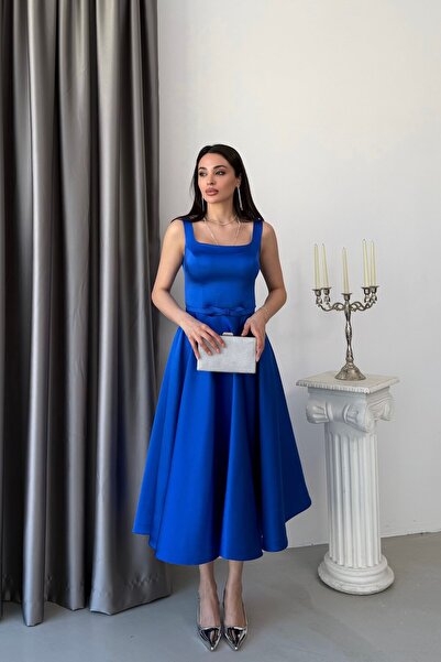 Serica Moda Σατέν μίντι βραδινό φόρεμα Saks με τετράγωνο λαιμόκοψη και ζώνη