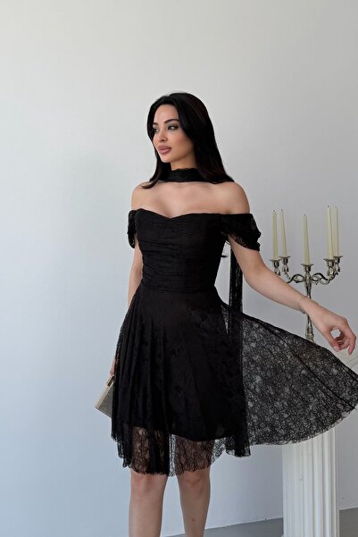 Serica Moda Μαύρο κοντό βραδινό φόρεμα με λεπτομέρεια από δαντέλα και ύφασμα ...