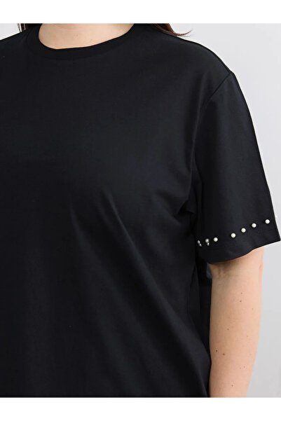 LC Waikiki Μαύρο γυναικείο μπλουζάκι με λαιμόκοψη ποδηλάτου και κεντημένες χά...