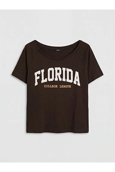 LC Waikiki Καφέ γυναικείο μπλουζάκι με στάμπα και λαιμόκοψη καγιάκ