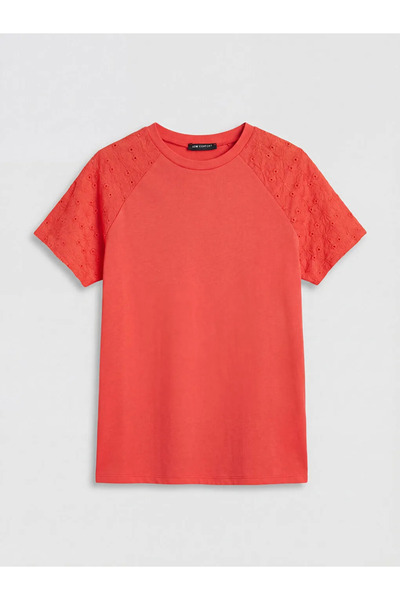 LC Waikiki Κόκκινο γυναικείο μπλουζάκι με κέντημα στον λαιμό