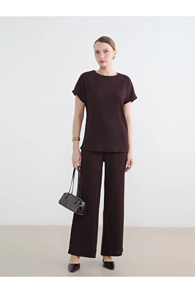 LC Waikiki Γυναικείο μπλουζάκι με υφή και λαιμόκοψη ποδηλάτου σε μπορντό χρώμα