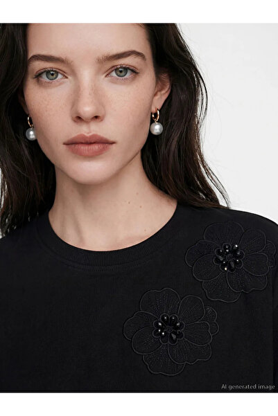 LC Waikiki Μαύρο γυναικείο μπλουζάκι με λαιμόκοψη ποδηλάτου και απλικέ λουλούδια