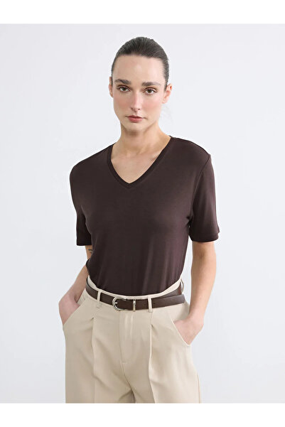LC Waikiki Καφέ γυναικείο μπλουζάκι με λαιμόκοψη σε σχήμα V