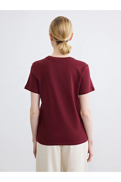 LC Waikiki Γυναικείο μπλουζάκι μπορντό με λαιμόκοψη και απλικέ λεπτομέρεια