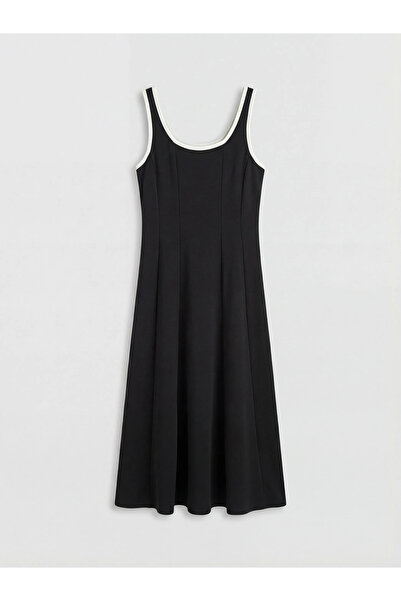 LC Waikiki Μαύρο φόρεμα με λαιμόκοψη U και λουράκια στην πλάτη