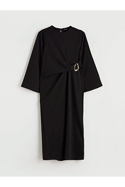 LC Waikiki Μαύρο φόρεμα με μεταλλική αγκράφα και κορδόνι