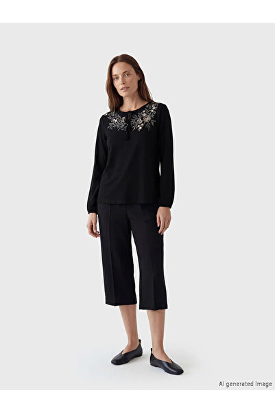 LC Waikiki Μαύρη μπλούζα με δετό γιακά και κέντημα λουλουδιών