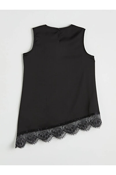 LC Waikiki Μαύρη μπλούζα με λαιμόκοψη ποδηλάτου και λεπτομέρεια Δαντέλα