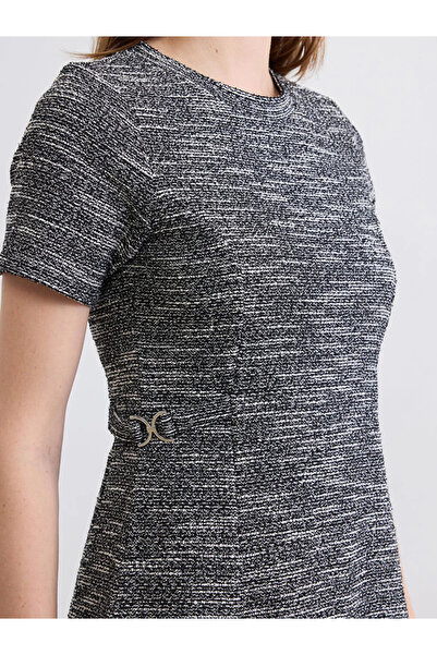 LC Waikiki Μαύρο μίνι φόρεμα με λαιμόκοψη και σχέδιο πεπλουμ