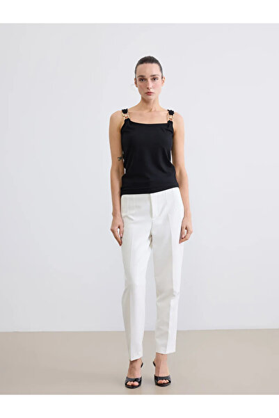 LC Waikiki Μαύρη μπλούζα με λεπτομέρεια αγκράφα σε σχήμα U και κορδόνι περίσφ...