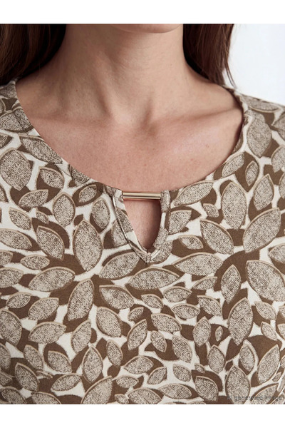LC Waikiki Μπλούζα με μοτίβο με λαιμόκοψη σε μπεζ χρώμα