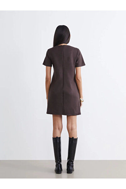 LC Waikiki Καφέ φόρεμα με λαιμόκοψη ποδηλάτου και εμφάνιση από σουέτ